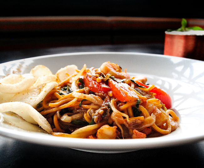 Mie Goreng de camarão: noodles de camarão e legumes fritos no wok  (Divulgação )