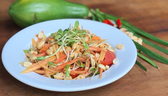 Som Thum Thai leva mamão papaia verde, tomate, coentro, peixe desidratado e molho tailandês (R$ 19) (Divulgação )