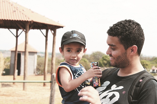Tama Oliveira com o filho Yudi, de 7 anos: na mochila do menino não faltam uma garrafinha de água para levar durante o dia e protetor solar para os momentos ao ar livre nos parques da cidade  (Arquivo Pessoal)