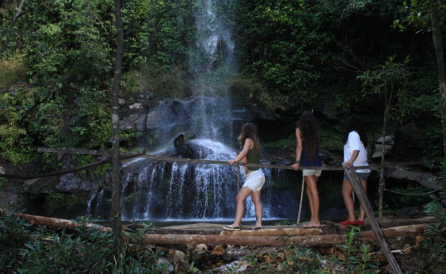 Belas cachoeiras, como a do Lázaro, fazem a região atrair muitos turistas (Silvio Quirino/Goiás Turismo/Divulgação)