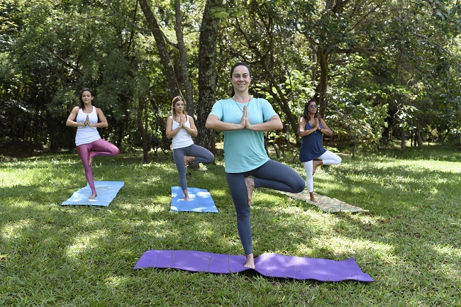 Bruna Maculam e algumas de suas alunas na aula de ioga: 'O parque tem uma energia muito grande e isso faz toda a diferença' (Raimundo Sampaio/Esp. Encontro/DA Press)