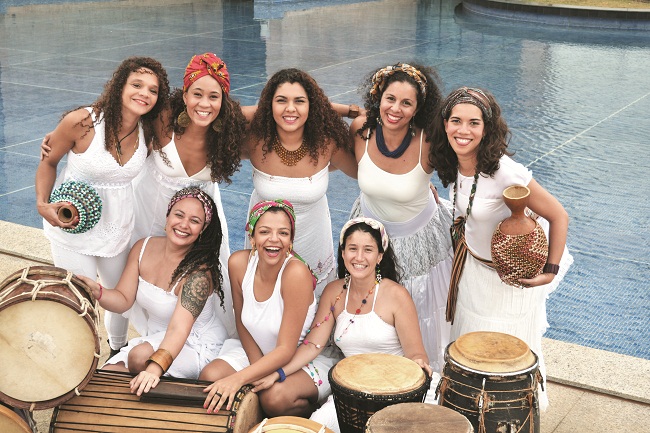 O grupo As Batuqueiras, outro coletivo musical de Brasília: 'É um papel difícil estar no palco, mas é prazeroso e poderoso', diz Lirys Catharina (a primeira à esq., sentada) (Arquivo Pessoal  )