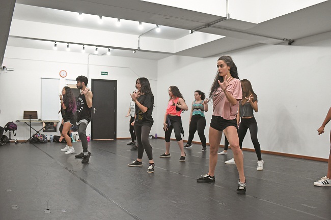 Aula no Empório Cultural: dançar pode ajudar a combater o estresse, tonificar músculos de partes específicas do corpo e melhorar a agilidade e consciência corporal (Raimundo Sampaio/Esp. Encontro/DA Press)