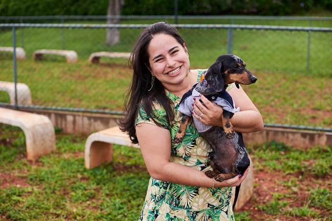 Domitila Barroso costuma ir a muitos locais da cidade com seu dachshund Fubá: segundo ela, Brasília está cada vez mais aberta à presença dos pets nos espaços públicos e comerciais (Raimundo Sampaio/Esp. Encontro/DA Press)