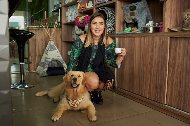 A empresária Jéssica Capeletti, fã do app de lugares pet friendly, para consultar onde pode levar sua golden Maguaryni: ela abriu uma pet shop e um café no mesmo local (Raimundo Sampaio/Esp. Encontro/DA Press)