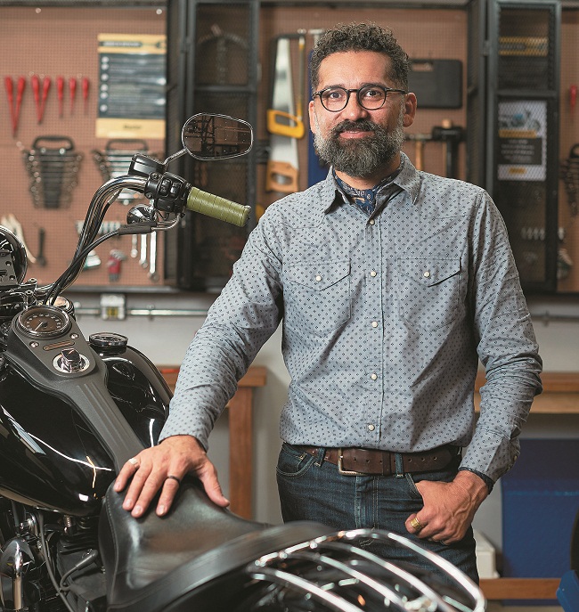 O cineasta Emanuel Costa Militão tem uma Harley-Davidson Dyna Street Bob 2015: associado número 1, ele é apaixonado pela estética e pela customização desses veículos de duas rodas (Raimundo Sampaio/Esp. Encontro/DA Press)