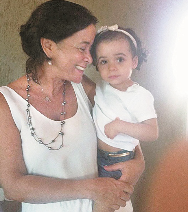 Márcia com a neta mais velha, Mel: a mineira 
cresceu em Brasília, onde estudou, casou-se, 
teve os filhos e vê a família aumentar, 
com a chegada da terceira geração  (Arquivo Pessoal )
