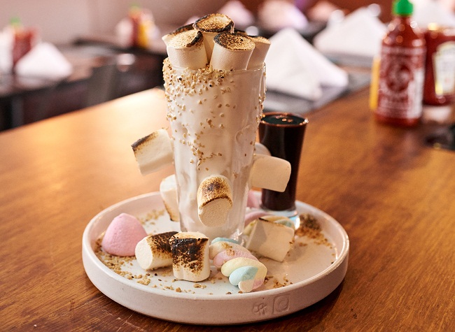 O milk-shake S%u2019moores é feito com sorvete de baunilha %u2028batido com marshmallow, calda de chocolate separada e marshmallows maçaricados. Tem 500 ml e sai por R$ 26,17 (Raimundo Sampaio/Esp. Encontro/DA Press)