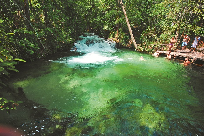 Cachoeira do Formiga, uma das atrações para quem busca diversão: águas transparentes e muito verde (Thiago Sá/Divulgação )