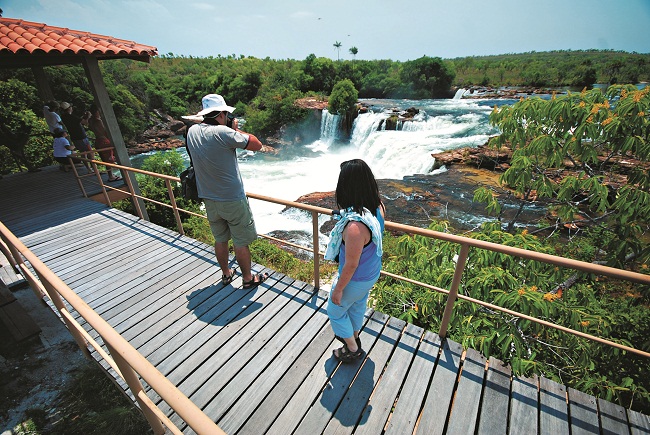 Turistas visitam a cachoeira da Velha: parque recebeu 20 mil pessoas em 2017 (Thiago Sá/Divulgação )