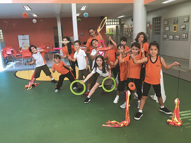Alunos do Le Petit Galois têm aulas de circo: atividade serve para estimular 
as crianças por meio 
de desafios recreativos (Paulo Henrique/Divulgação )