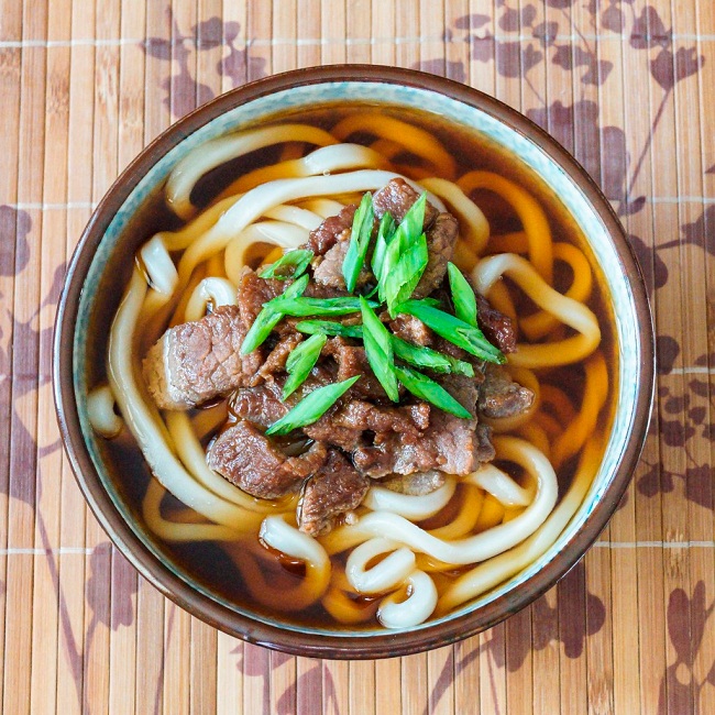 Udon: servido normalmente como sopa, em caldo quente à base de dashi, shoyu e mirin (Divulgação)