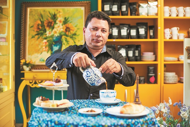 Kleber Sampaio criou um ambiente tranquilo para servir a bebida: 
além de saboroso, o chá  proporciona melhoras à saúde (Raimundo Sampaio/Esp. Encontro/DA Press)