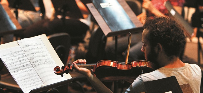 Aluno toca violino em aula na Escola de Música: eventos abertos atraem o público a diversos espaços da cidade (Ana Rayssa/Esp. CB/DA Press)