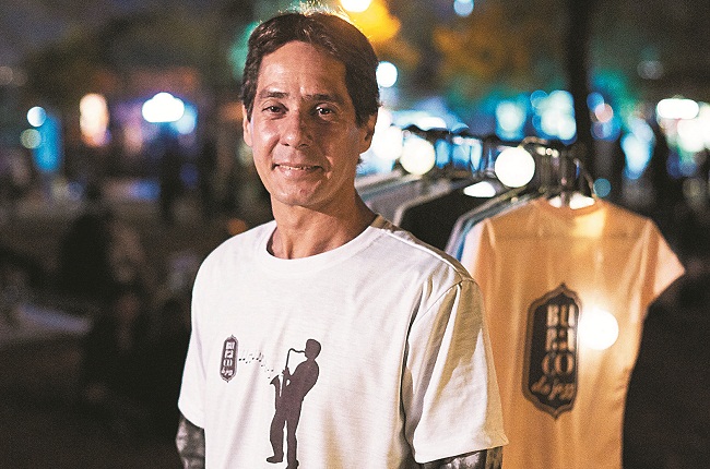 Adriano Rodrigues vende camisetas durante os shows do Buraco do Jazz: 'Havia uma época em que esses eventos eram mais escassos, mas agora a cena está forte' (Raimundo Sampaio/Esp. Encontro/DA Press)