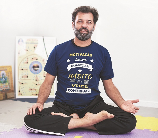 Adriano Alves é professor de ioga no Espaço Terapêutico: 'Quando nos dedicamos de verdade a esse estilo de vida, o alimento se torna muito importante. Buscamos comidas mais naturais e nutritivas' (Raimundo Sampaio/Esp. Encontro/DA Press )