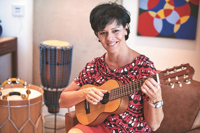 A professora de canto Isabella Campos da Paz diz que a musicoterapia vem ganhando novos adeptos: pessoas em busca de um cotidiano mais leve e saudável (Raimundo Sampaio/Esp. Encontro/DA Press )