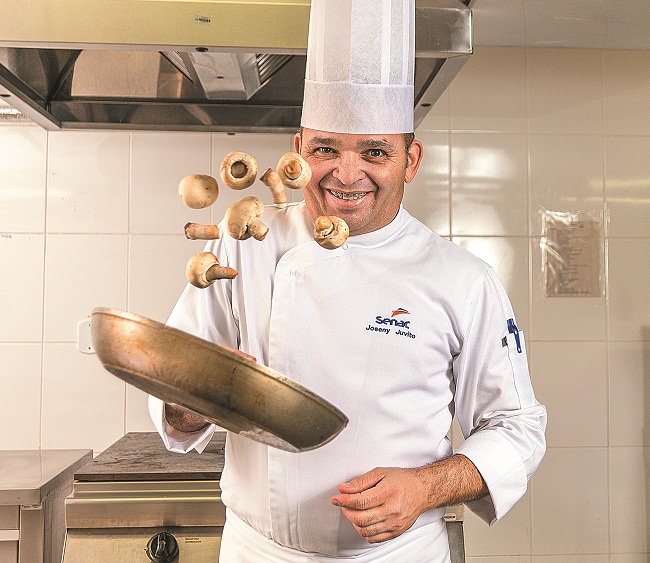 O chef Joseny Juvito, professor de gastronomia no Senac-DF, diz que o ingrediente está se tornando mais comum na mesa dos brasileiros: 'Devido a seu sabor, muitas pessoas preferem que o cogumelo seja a estrela do prato e dispensam preparos elaborados' (Fernando Pires/Esp. Encontro/DA Press)