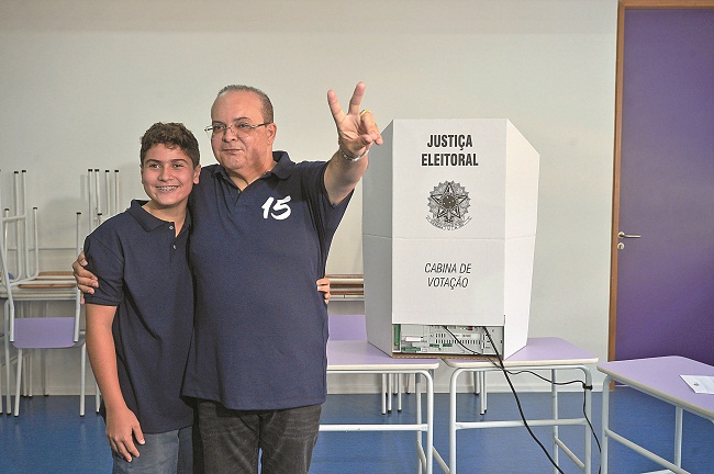 Com o filho mais novo, João Pedro, na votação do primeiro turno na Escola François Mitterrand: Ibaneis deixou para trás políticos de carreira (Marcelo Ferreira/CB/DA Press )