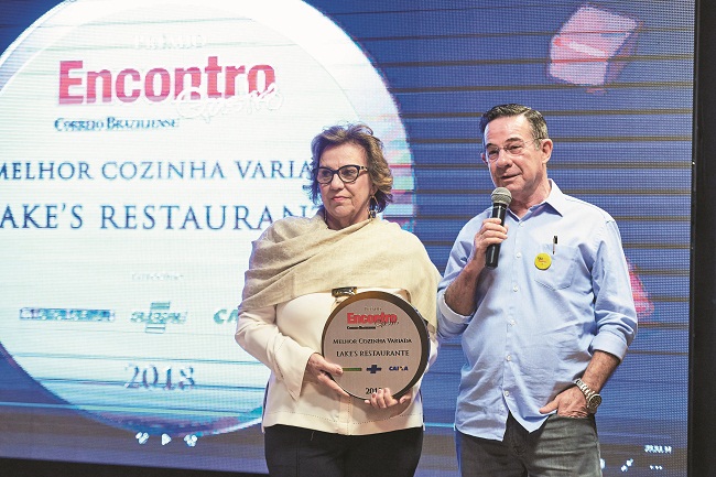 Zeli Ribeiro da Costa, do Lake's, agradece o prêmio ao lado da mulher, Ângela (Raimundo Sampaio/Esp. Encontro/D.A Press.; )