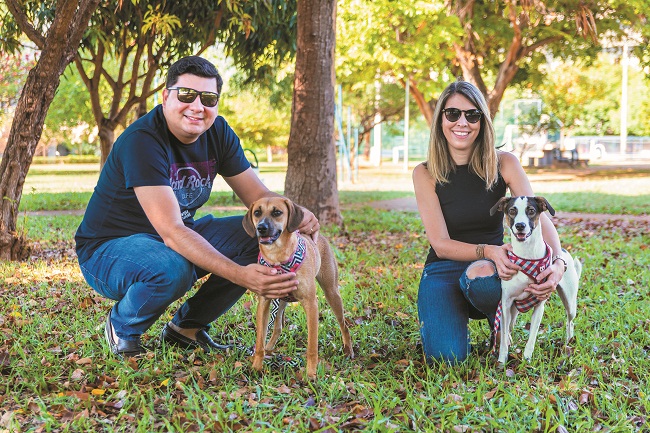 Bruno Rodrigues e Ana Paula Rodrigues, com as cachorras Lucy e Maya: como o casal viaja muito, recorre com frequência à hospedagem de um daycare no Sudoeste (Fernando Pires/Esp. Encontro/DA Press )
