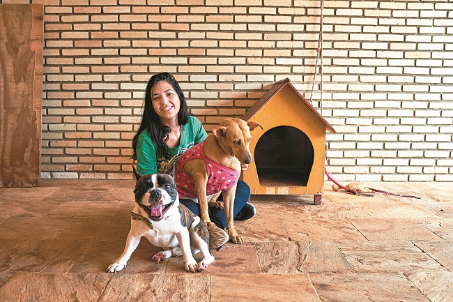 Jessika Batista hospeda cães em sua casa há quase quatro anos e já fez mais de 70 hospedagens: 'Acabo me apegando muito aos cachorrinhos. Alguns deles pulam para a minha cama à noite e dormem comigo', conta (Raimundo Sampaio/Esp. Encontro/DA Press  )