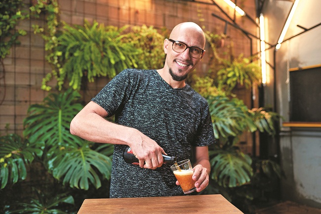 Tiago Pezão, um dos sócios da Criolina, premiada por Encontro Gastrô 
em 2018: há três anos ele e seus sócios começaram a produzir 
as primeiras receitas da cerveja artesanal da casa (Raimundo Sampaio/Esp. Encontro/DA Press )