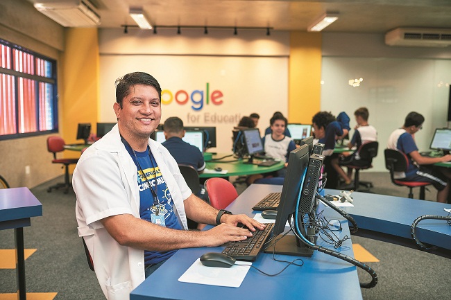 O professor Andretti Pierre gosta de levar os alunos para a sala Google
no La Salle: tecnologia exige que o profissional estude a ferramenta
e a ajuste até o ponto certo para usá-la com os estudantes (Raimundo Sampaio/Esp. Encontro/DA Press)