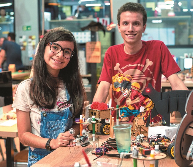 Os estudantes Giovanna Grande e
Luiz Fernando Marques, alunos da
Thomas Jefferson, no Makerspace:
espaço preparado para atividades
de inovação da escola  (Raimundo Sampaio/Esp. Encontro/DA Press)