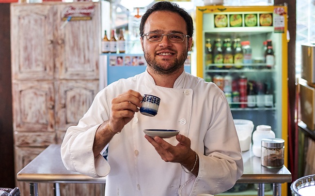 Felipe Hermes, chef-proprietário do Café Aroeira, vende quitutes e bebidas:
chás orgânicos são feitos com as ervas que ele colhe nos fundos do viveiro (Raimundo Sampaio/Esp. Encontro/DA Press)