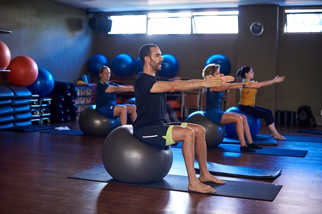 Pilates é boa opção para quem está começando a exercitar-se, segundo o professor Murilo Maciel:
'Trata-se de um treinamento completo, uma atividade prazerosa que ajuda também na socialização' (Raimundo Sampaio/Esp. Encontro/DA Press   )