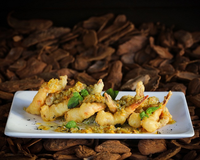 Camarones Chifa: 12 camarões em tempurá com manteiga de gengibre e alho (Faro Comunica/Divulgação)