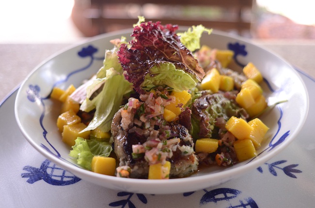 Salada de folhas verdes e Bacalhau, do Restaurante da Lake's (Jhonatan Vieira/Esp. CB/DA Press)