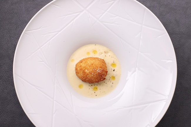 Uovo Mollet : ovo 'mollet' empanado com vichyssoise aerada (DUO Fotografia/Divulgação)