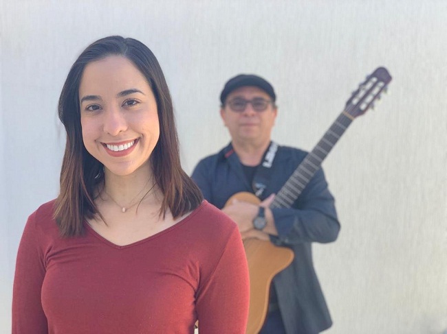 Lairce Dias faz duo com o seu pai, o músico Simão Santos, que este ano celebra 40 anos de trajetória musical (Divulgação)