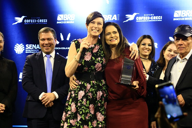 A atriz e apresentadora Maria Paula, mestre de cerimnia na premiao, ao lado de Ana Dubeux, diretora de redao do Correio Braziliense (Divulgao )