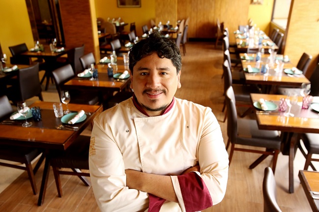 O chef Marco Espinoza é o responsável pela criação do menu especial para o festival  (Fabrício Rodrigues/Divulgação)