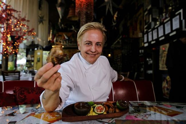 A chef Mara Alcamim recomenda
o uso de furos típicos em molhos
e risotos: no seu restaurante
Universal, o destaque vai para
a carne de porco na lata com
vinagrete de maracujá-pérola (Wallace Martins/Esp. Encontro/DA Press)