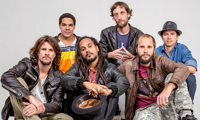 A banda de reggae Ponto de Equilíbrio, que também completa 20 anos de estrada, irá celebrar a data com apresentação histórica (João Paulo Racy/Divulgação)