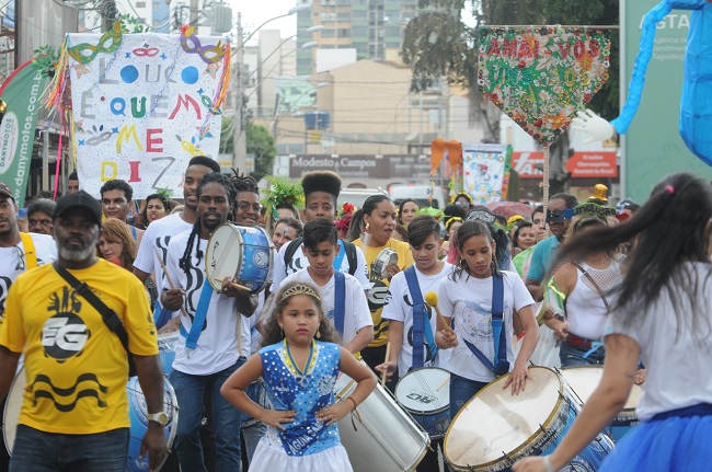 Os espaços públicos têm sido aproveitados para receber moradores e turistas que procuram pular o carnaval em eventos gratuitos ou de baixo custo (Paulo H. Carvalho/Agência Brasília)